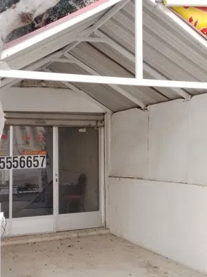 موقع يصلح لانشاء صيدلية او مطعم أو مني ماركت او صالون سيدات  في ام اذينة