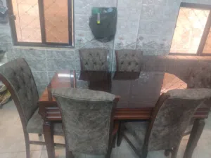 متاح طاولة سفرة كبير مع 6 مقاعد بسعر مناسب بالزرقاء