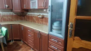 دولاب مطبخ مستعمل بحاله ممتازه بالرخامه طول زوز متر في العشرين وجيهة تانيه زوز متر في عشرة