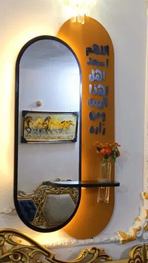 مرآة جدارية فخمة جدًا مع رف وإنارة LED للبيع مرآة ديكور مميزة بتصميم راقٍ وأنيق