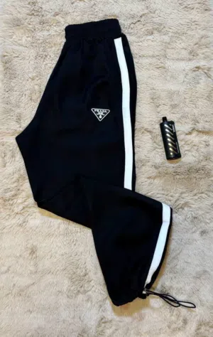 توفرت بجامة كارغو ماركة Prada