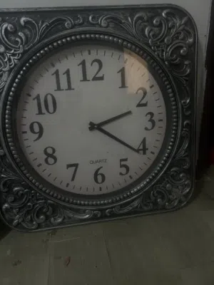 ساعة حائط بحالة ممتازة