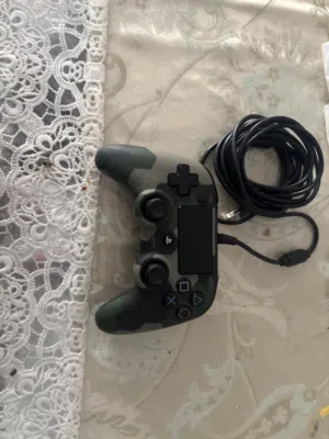 يده ps4 اصليه من الشركه المتعاونه مع سوني. بحاله رعهيبه شغاله 100%
