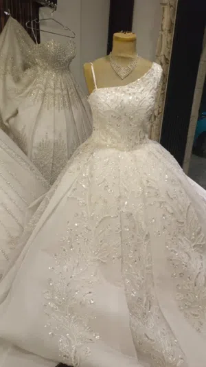 فستان زفاف ابيض