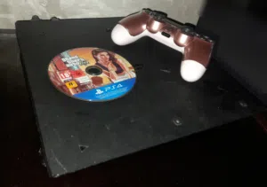 PLAY 4 SLIM FOR SELLING  فقط ! deux jeux : fif 23 et gta 5