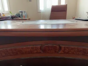 مكتب بحالة جيده + ادراج وعدد 2 كرسي