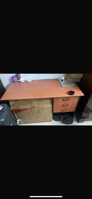 مكتب مستعمل بحالة ممتازة