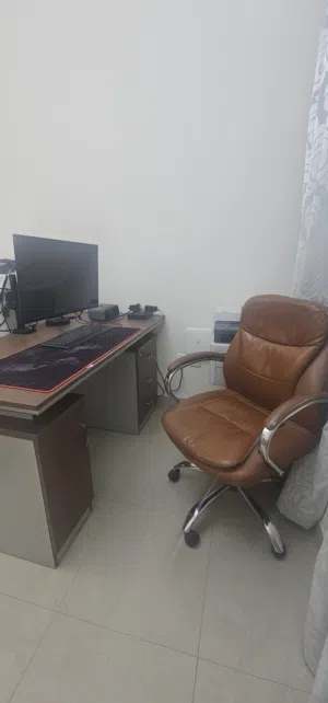 مكتب مع كرسي جلد متحرك