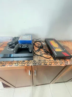 بلايستيشن 4 500 جيجا مع 2 كنترولر+الكوابل الاصلية+شاحن طويل للكنترولر+كيبورد redragon mechanical rgb