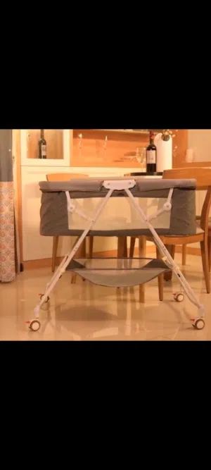 سرير أطفال / وهزاز