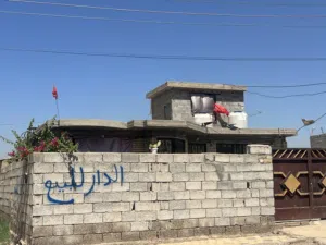 للبيع دار على أرض مساحتها دونم وربع (3125 م2)، تحتوي على بيتين مستقلين.