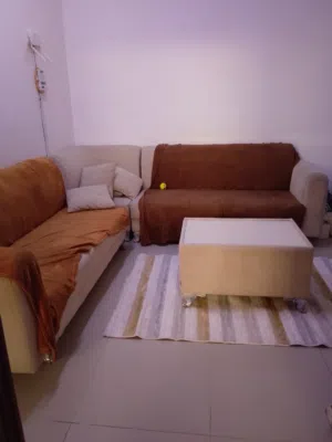 كنبتان مع كورنر للبيع في العامرات مع طاوله وسجاده