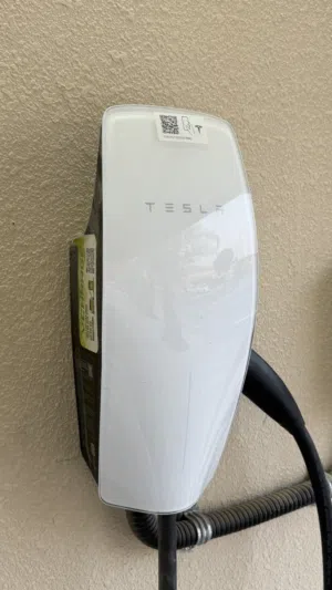 شاحن تيسلا المزلي Tesla Wall Connector