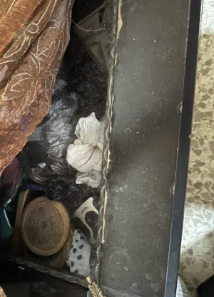 طاولة صالون مع صندوق بحالة مقبولة للبيع