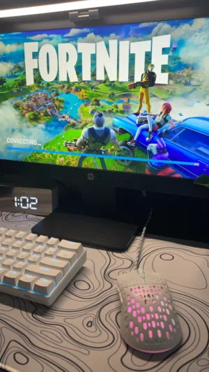 للبيع كمبيوتر + شاشه + كيبورد حالة البيسي ممتازه والمعالج i7-3770 ممتاز جدا للدراسه في هذي الفتره .