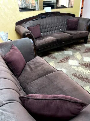 طقم صالون خشب فخم بني مع كبسات كريستال بحالة ممتازة