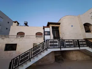 منزل مستقل للبيع الجبيهة/ دوار المنهل- للبيع المستعجل في منطقة هادئة بمساحة ارض دونم و بناء 500م   .