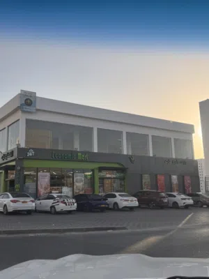 معرض الدور الاول بمساحه 400 متر الي يجيبلي مستاجر راح اعطيه اكراميه