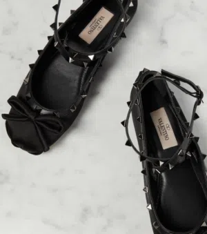 حذاء فالنتينو روكستد (Valentino) أصلي جديد بالكرتون - وارد أمازون
