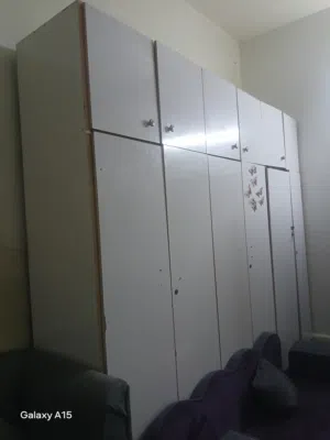 خزانه ملابس جميله لون ابيض بحاجة فقط الى يدين