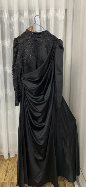 فستان اسود طويل باكمام طويله لبس مره واحده