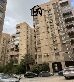 شقة سكنية دور الاول بعد ارضي عمارات الاستثمار الدهماني من حجم صغير خالصة شهادة عقارية
