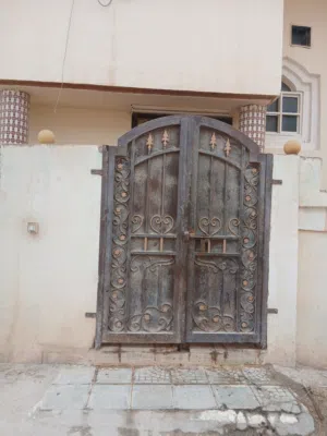 شقه 3 غرف ،3 حمامات ،وصالة كبيره ، ومطبخ مفروشه بالكامل بالسعاده الشماليه بالقرب من نستو