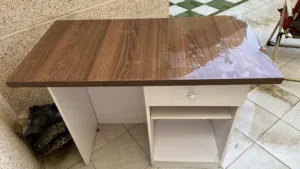 طاولة مكتب للبيع مستخدمه ونظيفه