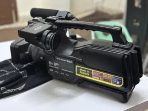 كاميرا سوني 2500 عدد 2 بحالة الوكاله