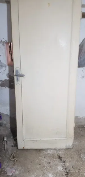 باب خشب مستعمل في حاله جيده جدا مع الملبن