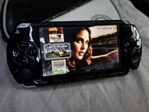 PSP SONY P1000 MODEL.BLACK COLOR 4GB SONY SD CARD WITH 25 GAMES AVAILABLE