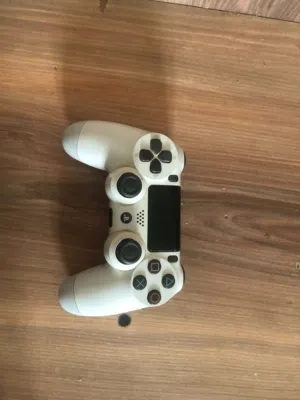 يد ps4 slim اصليه نظيفه ربي يبارك سعره حرق وصف مهم