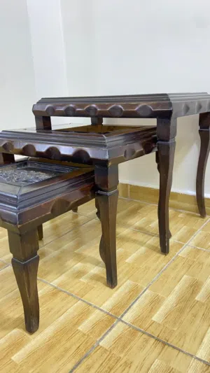 طقم طاولات خشبية فاخرة – تصميم عصري بلمسة دافئة + طقم سيرفس