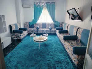 شقه الدور التاني فشارع الجمهوريه نظيفه كبيره مشروحه يوجد بيهامصعدودرج اربعه غرف حمام وسط حوش بلكونه