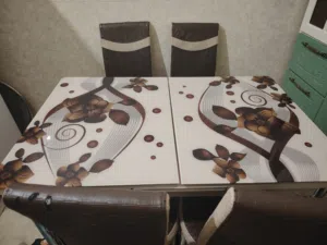 ميز طعام مع 4 كراسي جلد للبيع