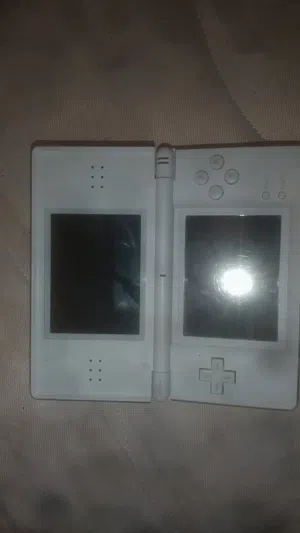 جهاز نيتندو 2006 جهاز مستعمل لاكن نضيف يبي شاحن وشريط والعب اللون ابيض