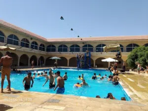مسبح وقاعات-القصر-للإحتفالات-للبيع
