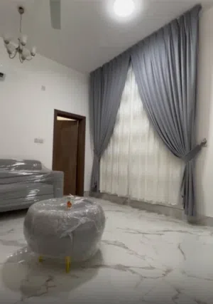 طقمين كنب للصاله والمجلس للبيع وبحالة ممتازه وبسره رمزي