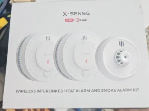 هذا المنتج هو عبارة عن مجموعة إنذار لاسلكي مترابطة من X-Sense تحتوي على كاشفات دخان وحرارة.تتميز الك
