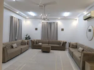 منزل حديث مستقل مع حوش مكون من أربع غرف نوم بدورات مياه داخلية وصالة ومطبخ وخمس دورات مياه ب 65 ريال