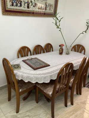 طاوله خشبيه مميزه للبيع