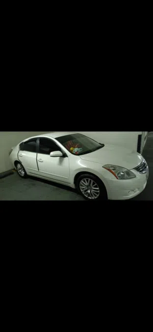 Altima 2012 well maintained family car