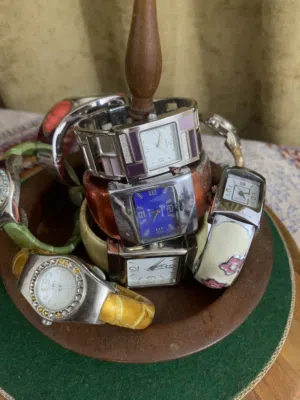 ساعات منضدية و يدوية اوربية
