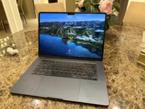 للبيع MacBook Air 15-inch M2 لون Midnight بحالة ممتازة