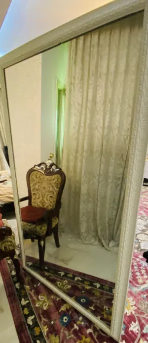 مرايه إطار ابيض الطول184 والعرض 115 مع لوحه منظر طبيعي وجديده إطار بني خشب