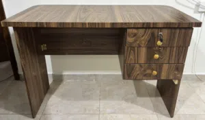 طاولة خشبية مع رفوف – حالة ممتازة جداً لجميع الاستخدامات