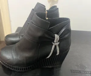 جزمة قصيرة جلد كعب روكي ب4 دنانير قياس 39 و40