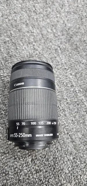 كامره كانون 750D  رام ساندسك 32كيكه عدسه 18/55 عدسه 55/250 عدسه 75/300 بطاريه وحده  جنطه متن  كراتين