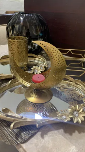 Set of decorative gold mirrored trays and glass vase — good condition