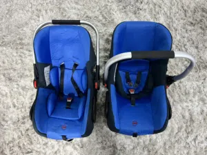 مقعد سيارة للأطفال نظيف جداً